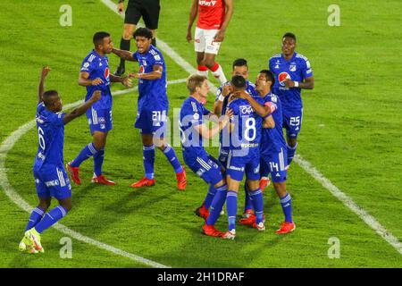 Bogota, Colombie.17 octobre 2021.Les joueurs de Millonarios célèbrent celui joué par Daniel Giraldo dans le classique de la capitale entre Independiente Santa Fe et Millonarios au stade Nemesio Camacho El Campin à Bogota (Credit image: © Daniel Garzon Herazo/ZUMA Press Wire) Banque D'Images