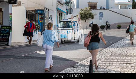 Albufeira, Portugal - 3 mai 2018 : tuk Tuk transportant des touristes se rendant dans une rue du centre historique de la ville, le printemps Banque D'Images