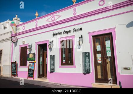 Albufeira, Portugal - 3 mai 2018 : façade d'un salon de glace typique de maison de crêpe dans une rue touristique dans le centre historique de la ville où les gens wal Banque D'Images