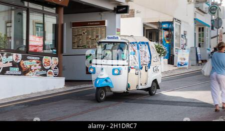 Albufeira, Portugal - 3 mai 2018 : tuk Tuk transportant des touristes se rendant dans une rue du centre historique de la ville, le printemps Banque D'Images