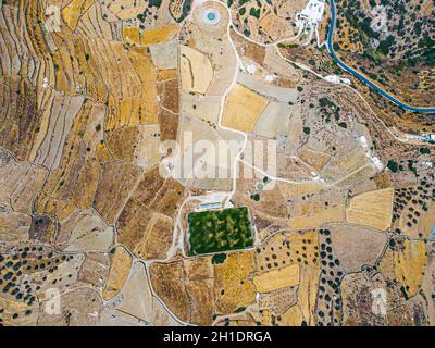 Vue aérienne sur un terrain de football vert pendant la sécheresse sur l'île de sifnos, Grèce Banque D'Images