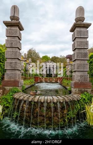 Les fontaines élégantes et l'eau sont connues sous le nom de fontaine Arun dans le jardin d'Earl Colllector, Arundel Castle Gardens, West Sussex, Angleterre, Royaume-Uni Banque D'Images