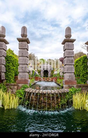 Les fontaines élégantes et l'eau sont connues sous le nom de fontaine Arun dans le jardin d'Earl Colllector, Arundel Castle Gardens, West Sussex, Angleterre, Royaume-Uni Banque D'Images