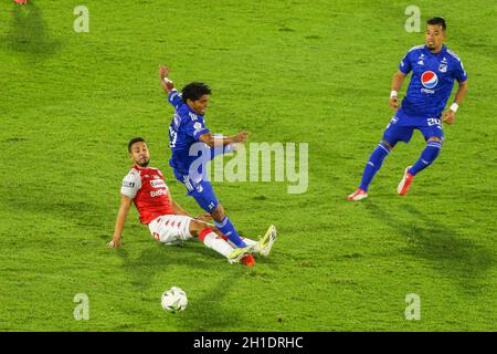 Bogota, Colombie.17 octobre 2021.Kelvin Osorio de l'Independiente Santa Fe et Juan Carlos Pereira de Millonarios jouent un ballon dans le classique de la capitale entre Independiente Santa Fe et Millonarios au stade Nemesio Camacho El Campin à Bogota (Credit image: © Daniel Garzon Herazo/ZUMA Press Wire) Banque D'Images