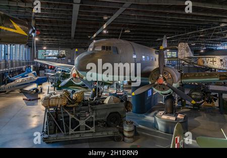 Une photo du Lisunov Li-2 à l'intérieur du hangar principal du Musée polonais de l'aviation. Banque D'Images