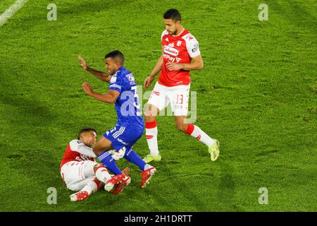 Bogota, Colombie.17 octobre 2021.Juan Pedroza et Kelvin Osorio de l'Independiente Santa Fe et Omar Bertel de Millonarios jouent sur une balle dans le classique capital entre Independiente Santa Fe et Millonarios au stade Nemesio Camacho El Campin à Bogota (Credit image: © Daniel Garzon Herazo/ZUMA Press Wire) Banque D'Images