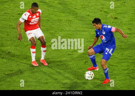 Bogota, Colombie.17 octobre 2021.David Silva de Millonarios contrôle le ballon dans le classique capital entre Independiente Santa Fe et Millonarios au stade Nemesio Camacho El Campin à Bogota (Credit image: © Daniel Garzon Herazo/ZUMA Press Wire) Banque D'Images