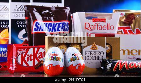 POZNAN, POL - APR 9, 2020: Variété de marques populaires de produits de confiserie Banque D'Images