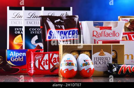 POZNAN, POL - APR 9, 2020: Variété de marques populaires de produits de confiserie Banque D'Images