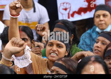 Les manifestants, sous la bannière de l'ISKCON à Shamibag Ashram, prennent part à une manifestation pour protester après les attaques contre les temples hindous et les sites de puja dans tout le pays à l'intersection de Shahbagh à Dhaka le 18 octobre 2021 à Dhaka, au Bangladesh.(Photo de Harun-or-Rashid/ Eyepix Group) Banque D'Images