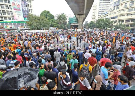 Les manifestants, sous la bannière de l'ISKCON à Shamibag Ashram, prennent part à une manifestation pour protester après les attaques contre les temples hindous et les sites de puja dans tout le pays à l'intersection de Shahbagh à Dhaka le 18 octobre 2021 à Dhaka, au Bangladesh.(Photo de Harun-or-Rashid/ Eyepix Group) Banque D'Images