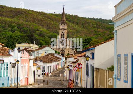 Vue sur la ville de Goiás (Goiás Velho), avec l'église notre-Dame du Rosaire en arrière-plan. Banque D'Images