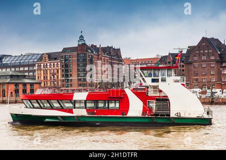 Ferry naviguant sur l'Elbe en une froide journée d'hiver nuageux à Hambourg Banque D'Images