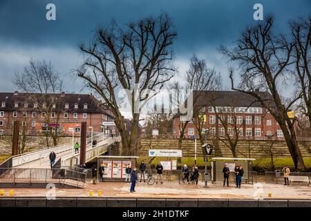 HAMBOURG, ALLEMAGNE - MARS 2018 : arrêt de ferry de Finkerwerder sur les rives de l'Elbe à Hambourg, à la fin froide de la journée d'hiver Banque D'Images