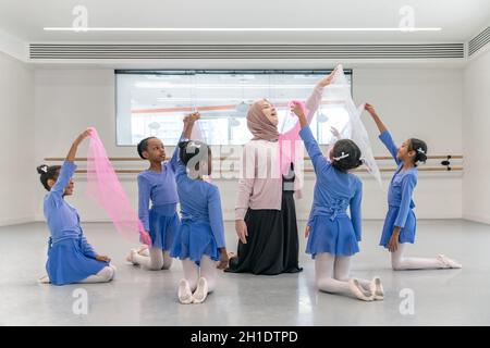 Londres, Royaume-Uni.18 octobre 2021.Journée mondiale du Ballet : École de ballet musulman.La directrice Maisie Alexandra Byers (en photo) continue de développer et d'élargir l'Académie Grace & Poise, la première école de ballet musulman, en collaboration avec un programme de ballet pour la poésie.L'académie est désormais présente sur 6 sites à Londres depuis son ouverture en 2019, avec des projets d'expansion au Royaume-Uni et à l'étranger.Grace & Poise Academy apporte le ballet à la communauté musulmane dans le but de fournir des espaces de soutien et d'inclusion aux jeunes étudiants.Credit: Guy Corbishley/Alamy Live News Banque D'Images