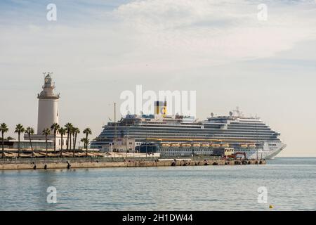 Malaga Espagne.Ligne de croisière moderne, bateau de croisière, Costa diadema, bateau de croisière, dans le port de Malaga, à côté du phare, Andalousie, Malaga, Espagne. Banque D'Images