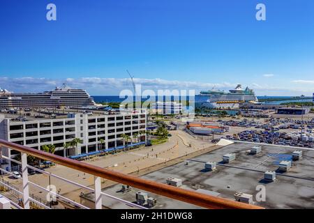 Fort Lauderdale - 1er décembre 2019 : vue depuis un bateau de croisière du terminal de Port Everglades, à ft. Lauderdale, Floride de la chaîne et de la plage. Banque D'Images