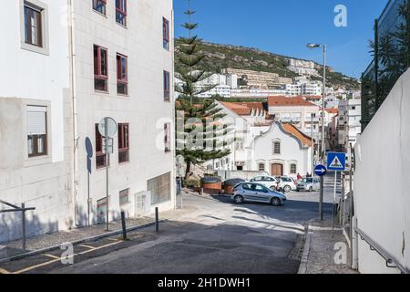 Sesimbra, Portugal - 19 février 2020: Détail de l'architecture de la maison et bâtiment typique dans le centre ville, une journée d'hiver Banque D'Images