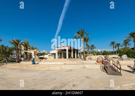 Eilat, Israël - 7 novembre, 2017 : entrée centrale pour le musée de la ville 'Eilat Iri' (ma ville Musée d'Histoire) avec la sculpture de poisson au premier plan. Banque D'Images