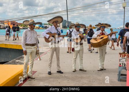 Cozumel, Mexique - 24 avril 2019: Des musiciens locaux jouent de la musique traditionnelle sur des instruments de musique mexicains pour accueillir les passagers d'un bateau de croisière en po Banque D'Images