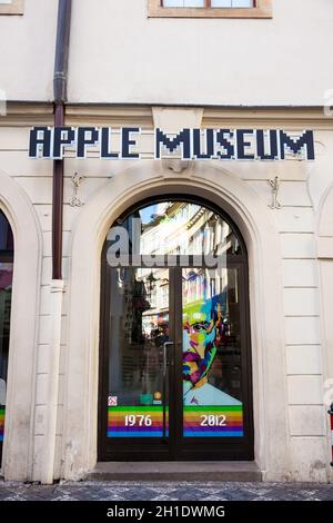 PRAGUE, RÉPUBLIQUE TCHÈQUE - Avril 2018 : façade du Musée d'Apple à la Vieille Ville à Prague Banque D'Images