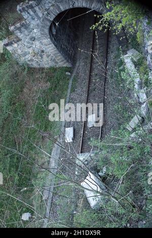 Blick auf den Ravenntunnel und die Gesteomstrümmer liegen auf den BahnGleisen LKW- und Bahnunfall auf der Bundesstraße B31 im Höllental BEI Hinterzar Banque D'Images