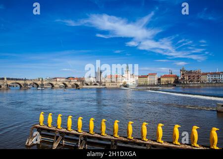 PRAGUE, RÉPUBLIQUE TCHÈQUE - Avril 2018 : Jaune pingouins à Kampa park créé par la fissuration Art Group avec des bouteilles recyclées pour envoyer un message à propos de th Banque D'Images