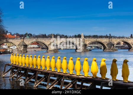 PRAGUE, RÉPUBLIQUE TCHÈQUE - Avril 2018 : Jaune pingouins à Kampa park créé par la fissuration Art Group avec des bouteilles recyclées pour envoyer un message à propos de th Banque D'Images