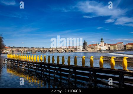 PRAGUE, RÉPUBLIQUE TCHÈQUE - Avril 2018 : Jaune pingouins à Kampa park créé par la fissuration Art Group avec des bouteilles recyclées pour envoyer un message à propos de th Banque D'Images