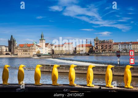 PRAGUE, RÉPUBLIQUE TCHÈQUE - Avril 2018 : Jaune pingouins à Kampa park créé par la fissuration Art Group avec des bouteilles recyclées pour envoyer un message à propos de th Banque D'Images