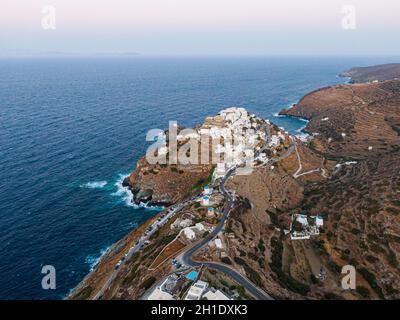 Vue aérienne sur Kastro, île grecque de Sifnos, été Banque D'Images