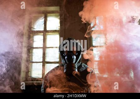 Survivant apocalyptique dans le masque à gaz dans la fumée. Catastrophe environnementale, concept armageddon. Banque D'Images