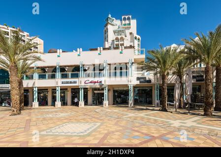 Eilat, Israël - le 7 novembre 2017 : Central promenade avec des magasins, hôtels et restaurant à Eilat - célèbre station touristique en Israël. Banque D'Images