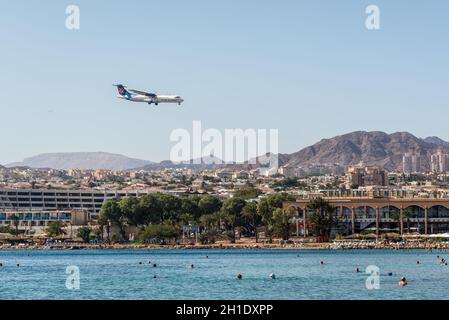 Eilat, Israël - 7 novembre, 2017 : paysage urbain d'Eilat, Israël. Avion de passagers ATR 72-500 IsrAir Airlines atterrissant à l'Aéroport J. Hozman Eilat. Banque D'Images