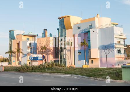 Albufeira, Portugal - 3 mai 2018: Vue sur une rue dans le quartier moderne partiellement abandonnée à la suite de la crise financière dont certains bâtiments ont la haine Banque D'Images