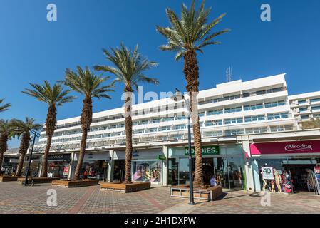 Eilat, Israël - le 7 novembre 2017 : Central promenade avec des magasins, hôtels et restaurant à Eilat - célèbre station touristique en Israël. Banque D'Images