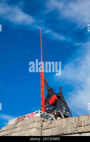 PRAGUE, RÉPUBLIQUE TCHÈQUE - Avril 2018 : métronome géant sur la colline de Letna à Prague Banque D'Images