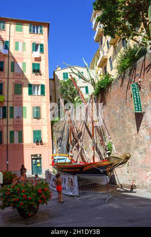 Camogli, Italie - 15 septembre 2019 : le petit yacht à Camogli à Gênes, Italie Banque D'Images