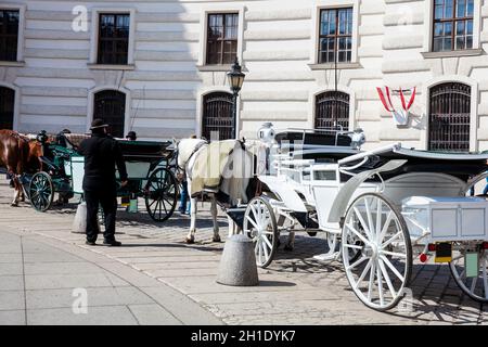 Vienne, AUTRICHE - Avril 2018 : voitures à cheval devant le palais impérial de Hofburg à Vienne Banque D'Images