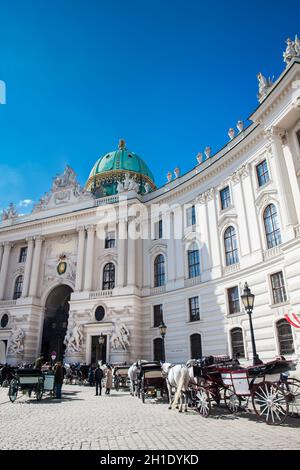 Vienne, AUTRICHE - Avril 2018 : voitures à cheval devant le palais impérial de Hofburg à Vienne Banque D'Images