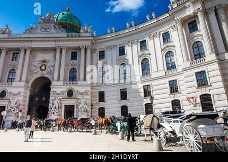 Vienne, AUTRICHE - Avril 2018 : voitures à cheval devant le palais impérial de Hofburg à Vienne Banque D'Images