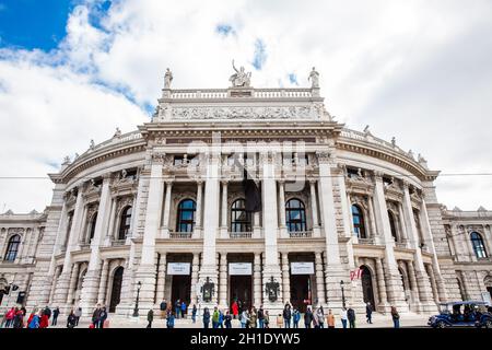 Vienne, AUTRICHE - Avril 2018 : les touristes au Burgtheater dans une froide journée de printemps précoce Banque D'Images