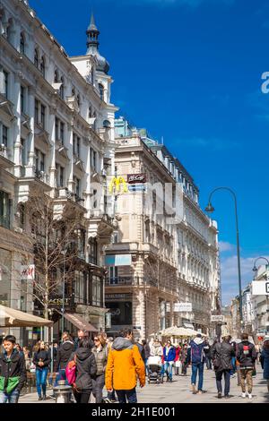 Vienne, AUTRICHE - Avril 2018 : Rue de la Carinthie, la plus célèbre rue commerçante dans le centre de Vienne Banque D'Images