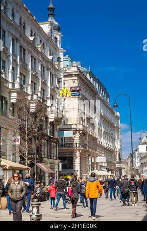 Vienne, AUTRICHE - Avril 2018 : Rue de la Carinthie, la plus célèbre rue commerçante dans le centre de Vienne Banque D'Images