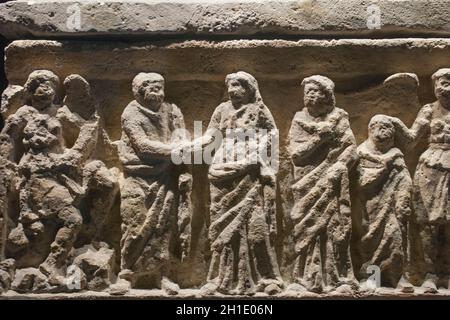 Barcelone, Espagne - 27 décembre 2019 : Etruscan cineray urn sur le podium. Relief avec la scène de matrona Banque D'Images