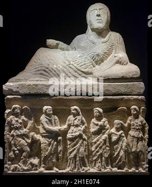 Barcelone, Espagne - 27 décembre 2019 : Etruscan cineray urn sur le podium. Haut avec figurine femelle inclinée sculptée et podium ou boîte avec relief de matrona s Banque D'Images