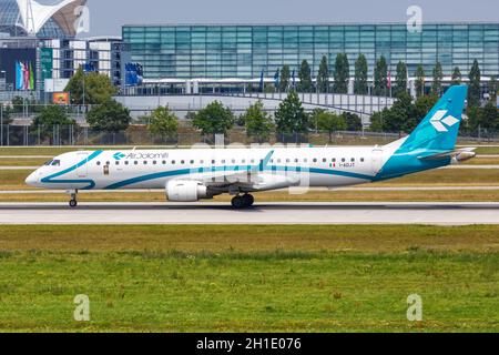 Munich, Allemagne – 20 juillet 2019 : avion Air Dolomiti Embraer ERJ 195 à l'aéroport de Munich (MUC) en Allemagne. Banque D'Images
