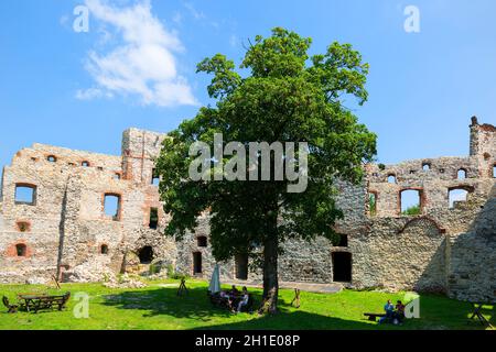 Rudno, Pologne - 21 juillet 2018 : ruines du château médiéval du XVe siècle, château de Tenczyn, Jura polonais, à proximité de Cracovie Banque D'Images