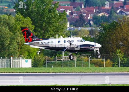 Stuttgart, Allemagne – 24 avril 2018 : avion privé Beechcraft King Air à l'aéroport de Stuttgart (STR) en Allemagne. Banque D'Images