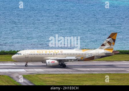 Mahe, Seychelles – 3 février 2020 : avion A320 Etihad Airbus à l'aéroport de Mahe (SEZ) aux Seychelles. Airbus est un constructeur européen d'avions b Banque D'Images